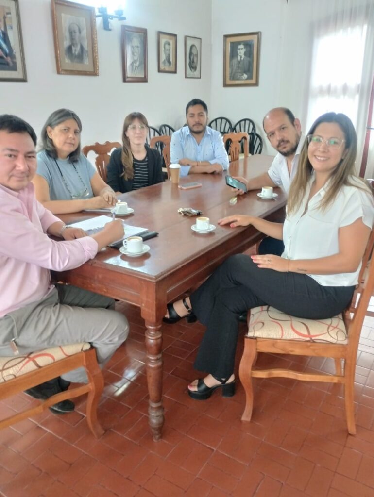 Municipio de Cerrillos. Secretario de Hacienda, Cr. José López; Jefa Auditora, MV Sandra Barrionuevo; asesora jurídica, Dra. Constanza Classen; funcionario municipal, Lic. Diego Ibañes; Auditor Profesional, Dr. Matías Nikovitch y Gerente a cargo de la Red de USI Provinciales y Municipios, Dra. Soledad Sigotto.